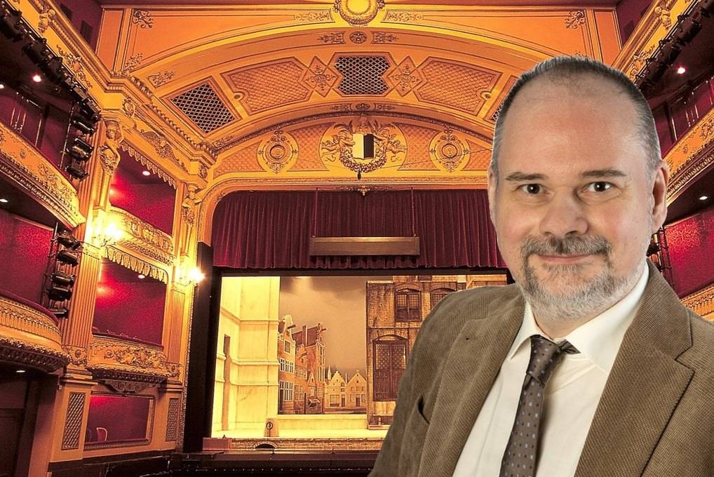 Torsten Eil vor der Bühne eines historischen Theaters
